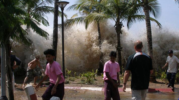 Video Tsunami of up to two metres hits Indonesia after earthquake Video Tsunami of up to two metres hits Indonesia after earthquake
