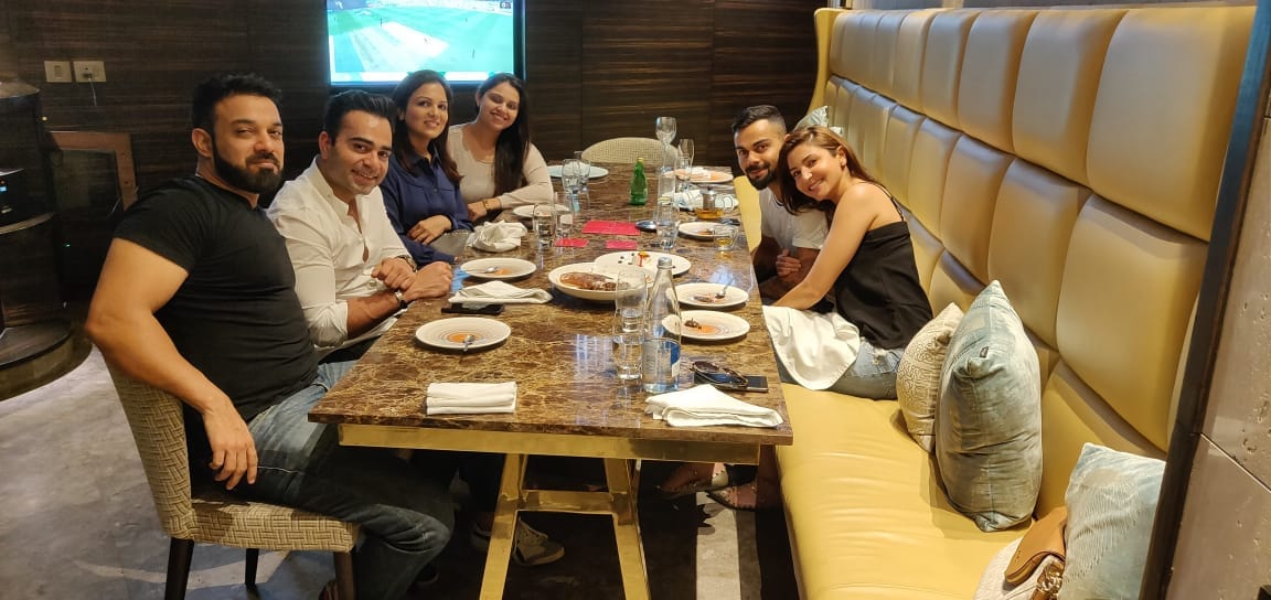 ಗೆಳೆಯರ ಬಳಗದ ಜೊತೆ ವಿರುಷ್ಕಾ ಜೋಡಿ ಔತಣಕೂಟ
