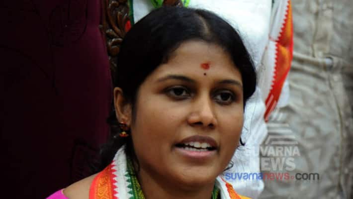 Bengaluru mayor charged at by stray dog during school visit Bengaluru mayor charged at by stray dog during school visit