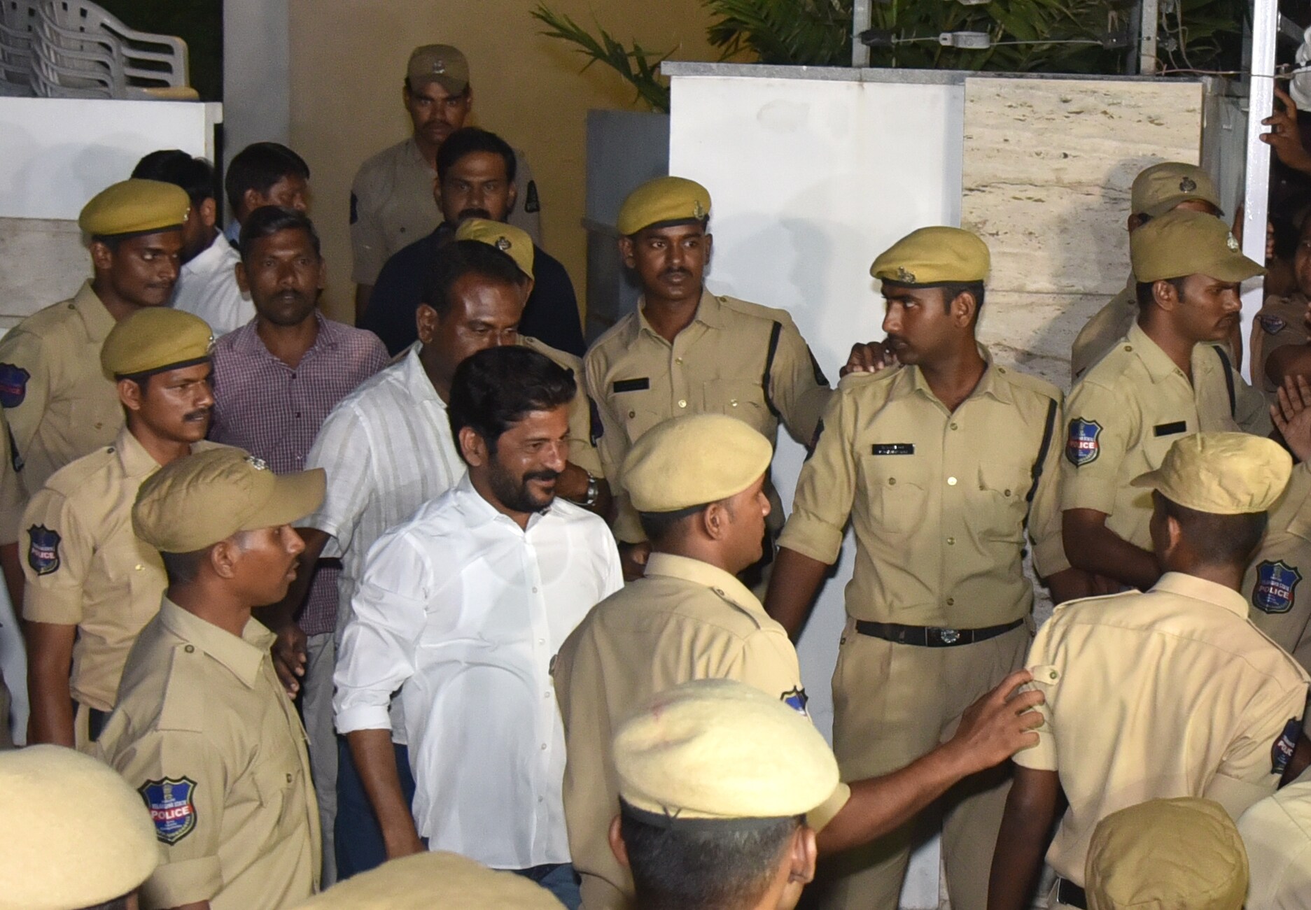 రేవంత్ కు గతకొంత కాలంగా ఏదీ కలిసిరావడం లేదు. ఓటుకు నోటు కేసులో అడ్డంగా బుక్కవడం, జైలుపాలవడం, అసెంబ్లీ ఎన్నికల్లో ఓడిపోవడం ఇలా ఒకటితర్వాత మరొకటి ఎదురుదెబ్బలు తగులుతున్నాయి. అంతేకాకుండా ఇటీవల ఓటుకు నోటు కేసు విచారణను ఈడీ చేపట్టడం రేవంత్ ను కలవరపెడుతోంది. దీంతో ఈ సమస్యలన్నింటి నుండి బయటపడేందుకు రేవంత్ భక్తి మార్గం పట్టినట్లు సమాచారం.