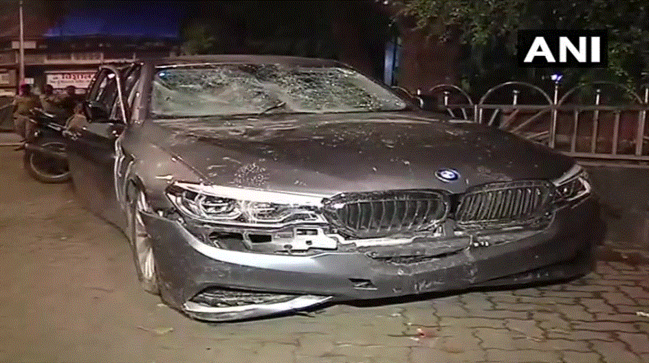 In mumbai BMW car driver  hit multiple peoples on road
