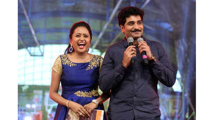రాజీవ్ కనకాల - ప్రముఖ సినీ నటుడు రాజీవ్ కనకాల భార్య సుమ టాప్ యాంకర్ గా దూసుకుపోతుంది. టీవీ షోలు, ఆడియో ఫంక్షన్స్, ప్రీరిలీజ్ ఈవెంట్స్ అంటూ చాలా బిజీగా ఉంటుంది. తన భర్త కంటే ఎక్కువగానే సంపాదిస్తుంది.