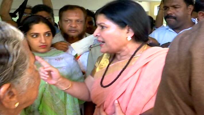 Congress tries to gherao Minister Jayamala at Udupi Congress tries to gherao Minister Jayamala at Udupi