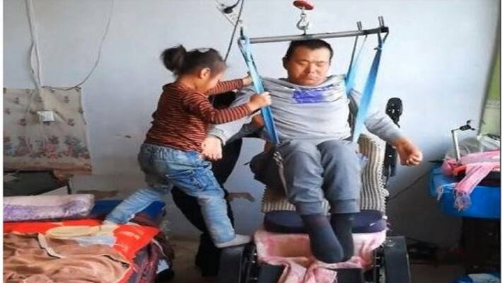 After Mother Abandons Them 6-Year-Old Girl Cares For Paralysed Father China After Mother Abandons Them 6-Year-Old Girl Cares For Paralysed Father China