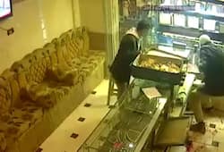 Maharashtra 3 burglars kill jeweller rob gold worth Rs 1 crore