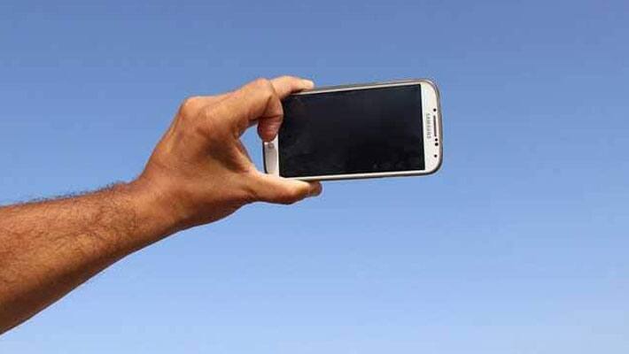 Chief Minister who threw cellphone to try to take Selfie Chief Minister who threw cellphone to try to take Selfie