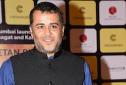 chetan bhagat flirting chat viral, he apologizes with her wife on facebook