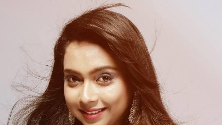 Singer Ananya Bhat gets woman achievers award by Suvarna News-Kannada Prabha Singer Ananya Bhat gets woman achievers award by Suvarna News-Kannada Prabha