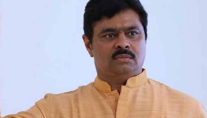 కడప జిల్లాకు చెందిన కొందరు మాజీ ఎమ్మెల్యేలను కూడ బీజేపీలో చేర్పించేందుకు ఎంపీ సీఎం రమేష్ ప్రయత్నాలు ప్రారంభించారని సమాచారం. వీరశివారెడ్డి, వరదరాజులు రెడ్డిని బీజేపీలో చేర్పించేందుకు ఎంపీ సీఎం రమేష్ ప్రయత్నాలను ప్రారంభించారని బీజేపీ వర్గాల్లో ప్రచారం సాగుతోంది.