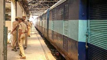 robbers with weapons threaten train passengers, after robbery pull train chain and run kms robbers with weapons threaten train passengers, after robbery pull train chain and run kms