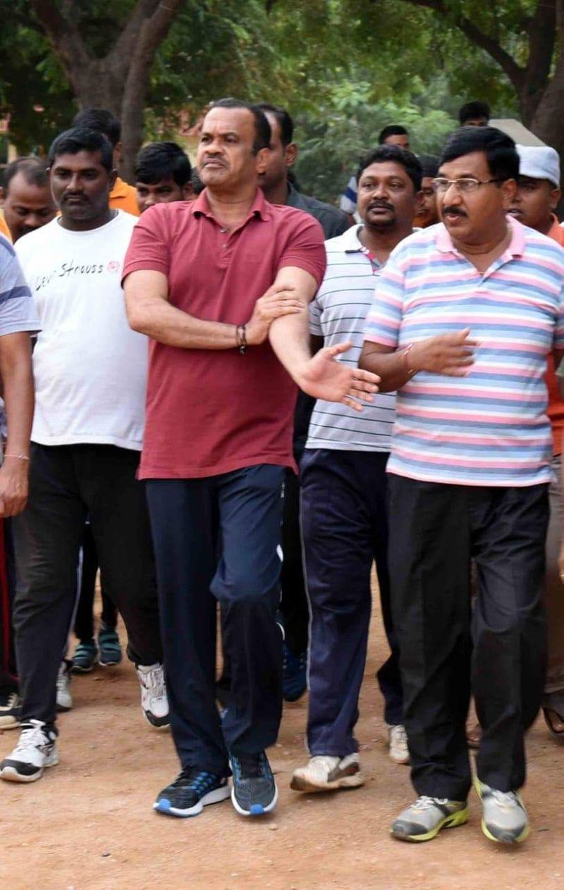 ఆ తర్వాత ఆయనకు కాంగ్రెస్ పార్టీ నాయకత్వం టిక్కెట్టు కేటాయించింది. మునుగోడు నుండి ఎమ్మెల్యేగా పోటీ చేసి విజయం సాధించారు. ఆయన సోదరుడు నల్గొండ నుండి పోటీ చేసి ఓటమిపాలయ్యాడు. ఇటీవల జరిగిన పార్లమెంట్ ఎన్నికల్లో కోమటిరెడ్డి వెంకట్ రెడ్డి భువనగిరి నుండి ఎంపీగా విజయం సాధించారు.