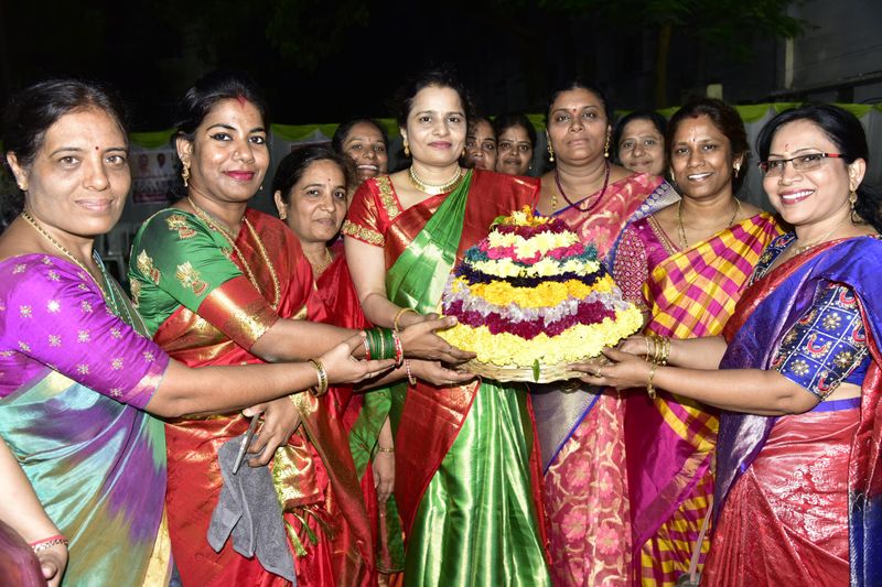 ఆర్ధిక మాంద్యంతోనిపాటు వాతావరణం కూడా ఈ బతుకమ్మ పండుగపై ఒకింతప్రభావం చూపెట్టినట్టుగా మనకు కనపడుతుంది. ఆకాశం పూర్తిగా మేఘావృతమై ఉండడం, వర్షం ఎప్పుడు పడుతుందో అర్థం కాకపోవడం, వర్షం కురిస్తే భారీగా కురుస్తుండడం తో ఆడవాళ్లు సాహసించి బయటకు వెళ్లలేకపోతున్నారు.