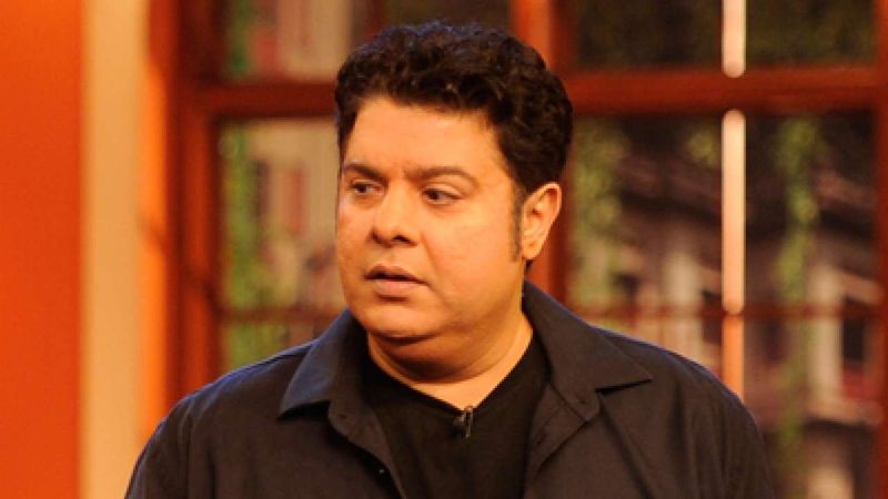 হঠাৎই রেচেলের স্তন নিয়ে আলোচনা শুরু করেন সাজিদ। কথাগুলি এড়িয়ে যেতেই সাজিদ তাঁকে পোশাক খুলে ফেলতে বলেন। কারণ হামশকলের চিত্রনাট্য অনুযায়ী, অভিনেত্রীদের বিকিনি পরতে হবে। 