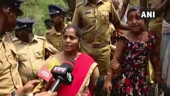 Sabarimala Protesters force Andhra woman to back down Sabarimala Protesters force Andhra woman to back down