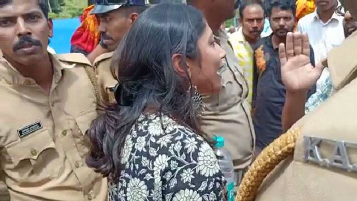 Mob Attacks Women Journalists Near Sabarimala Mob Attacks Women Journalists Near Sabarimala