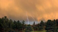 How to stay safe when thunder and lightning strikes: Essential tips for protection sgb