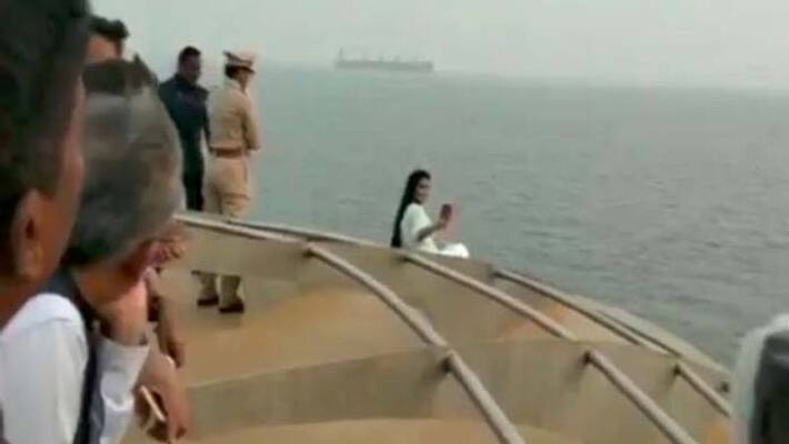 Maharashtra CM Wife Amruta video Viral Maharashtra CM Wife Amruta video Viral