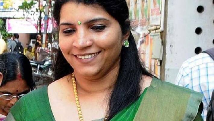 Valiyathura Police SHO issued Show cause notice for not arresting Saritha Nair Valiyathura Police SHO issued Show cause notice for not arresting Saritha Nair