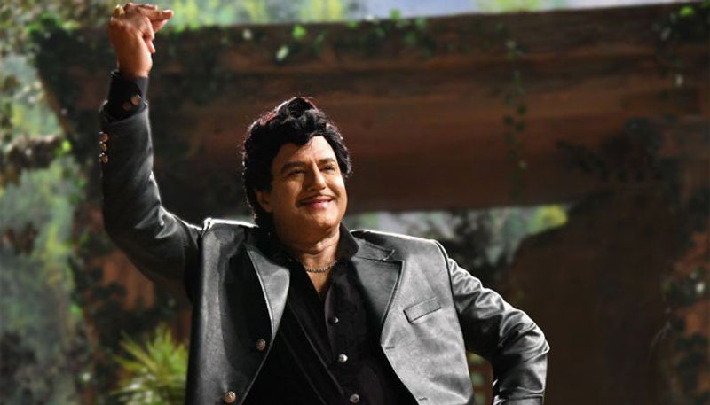 గతంలో ఎన్నడూ బాలయ్య విగ్గు లేకుండా నటించ లేదు. మరి అదే జరిగితే మొదటిసారి బాలయ్యను విగ్గు లేకుండా వెండితెరపై చూపించిన ఘనత బోయపాటికి దక్కుతుంది. మరోవైపు విగ్గు లేకుండా బాలయ్యను చూసిన ఫ్యాన్స్ ఎలా రియాక్ట్ అవుతారో చూడాలి మరి.