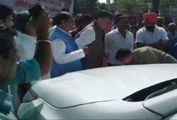 yogi adityanath convoy driver touches feet to cabinet minister satish mahana kanpur up