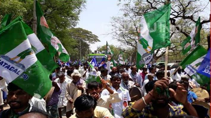 Campaigning heats up for bye-polls in Karnataka Campaigning heats up for bye-polls in Karnataka