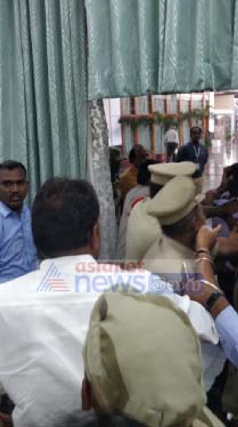 attack on ys jagan at vishaka