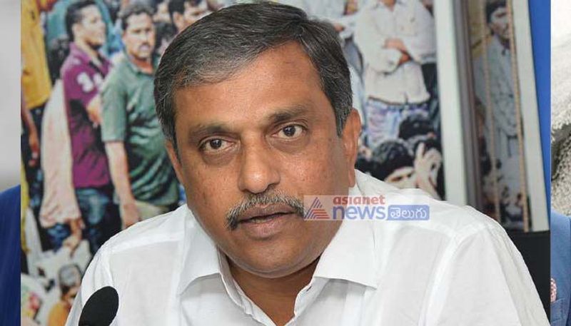 ఈ నేపథ్యంలో అధిష్టానం అలెర్ట్ అయినట్టు తెలుస్తుంది. సజ్జలను నెల్లూరు ఇంచార్జి గా నియమించింది కూడా ఇందుకే అని కొందరు అంటున్నారు. ఇదే గనుక రఘురామ వేయాలనుకుంటున్న బాంబు అయితే అధిష్టానం అలెర్ట్ అవ్వాల్సిందే!