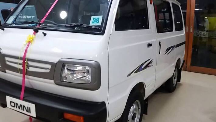 Woman Dead Body Found Inside Omni Car in Shivamogga Woman Dead Body Found Inside Omni Car in Shivamogga