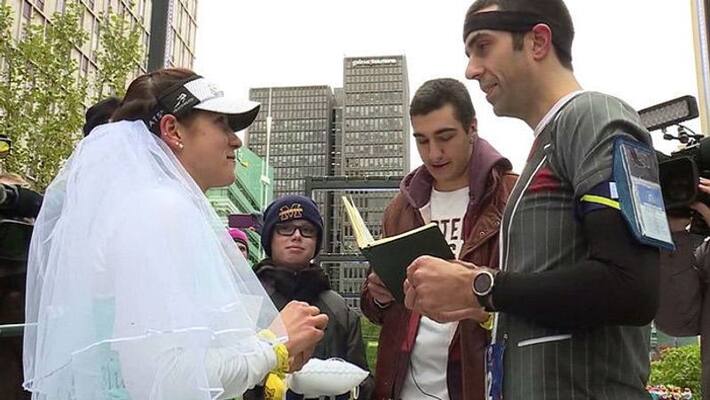 Couple holds wedding at race Marathon Couple holds wedding at race Marathon