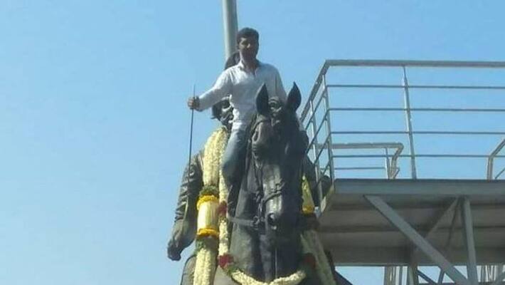 Youth insults to Madakari Nayaka statue in Chitradurga Youth insults to Madakari Nayaka statue in Chitradurga