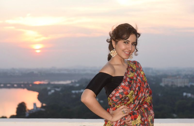 అందం రాశులుగా పోస్తే...చుక్కల చీరలో రాశీఖన్నా (ఫోటోలు)