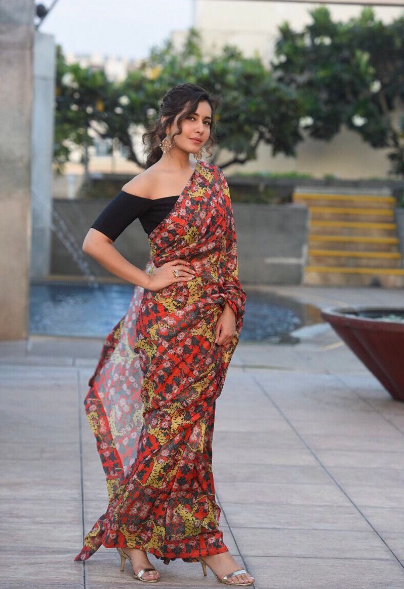 అందం రాశులుగా పోస్తే...చుక్కల చీరలో రాశీఖన్నా (ఫోటోలు)