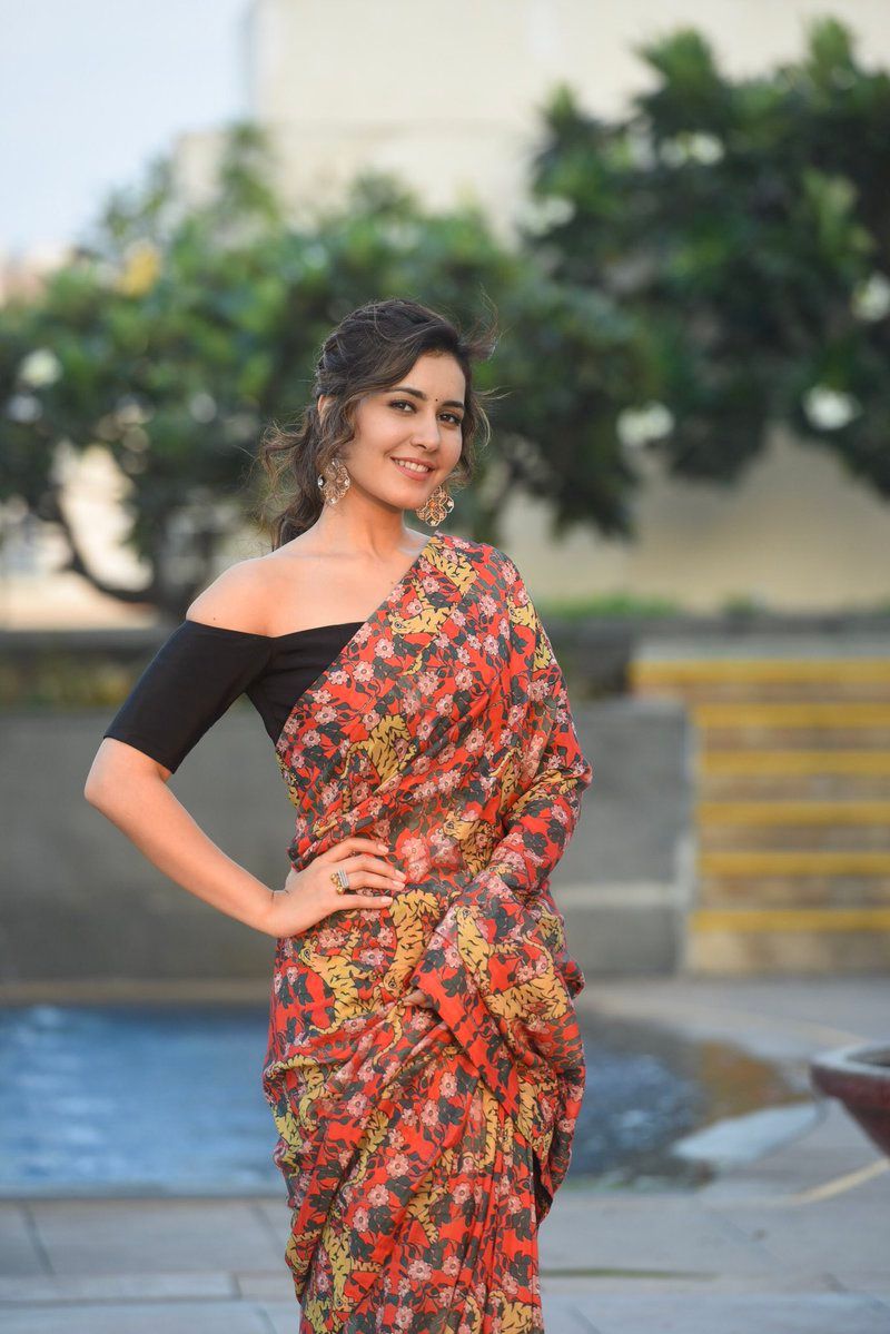 అందం రాశులుగా పోస్తే...చుక్కల చీరలో రాశీఖన్నా (ఫోటోలు)