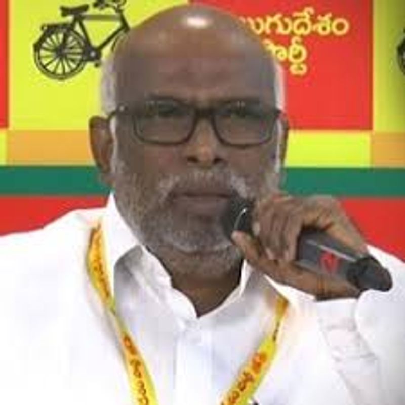మరోవైపు మాజీమంత్రి, ఎమ్మెల్సీ డొక్కా మాణిక్య వరప్రసాద్ సైతం ఎమ్మెల్యే కోటంరెడ్డిపై ఆగ్రహం వ్యక్తం చేశారు. మీ అక్రమాలకు సహకరించకుంటే దాడులు చేస్తారా అని ప్రశ్నించారు. ఓ గెజిటెడ్ అధికారికే రక్షణ లేకపోతే సామాన్యుల పరిస్థితి ఏంటని నిలదీశారు.