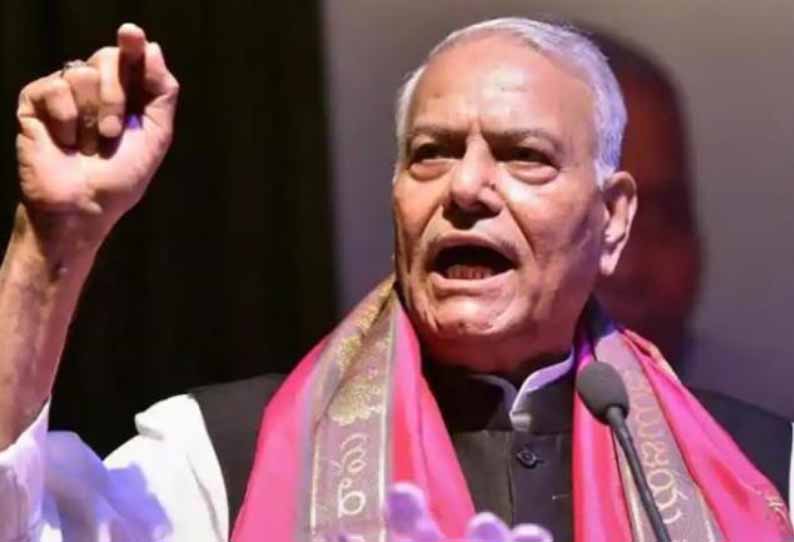 Yashwant Sinha arrives in Hyderabad to warm welcome by KCR