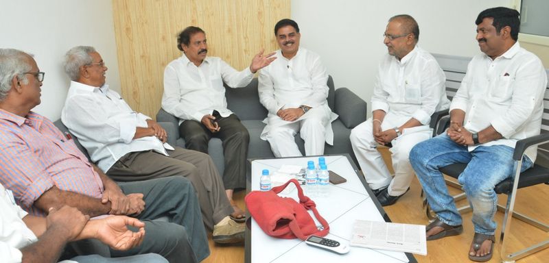 లెఫ్ట్ నేతలతో నాదెండ్ల మనోహర్ భేటీ (ఫొటోలు)