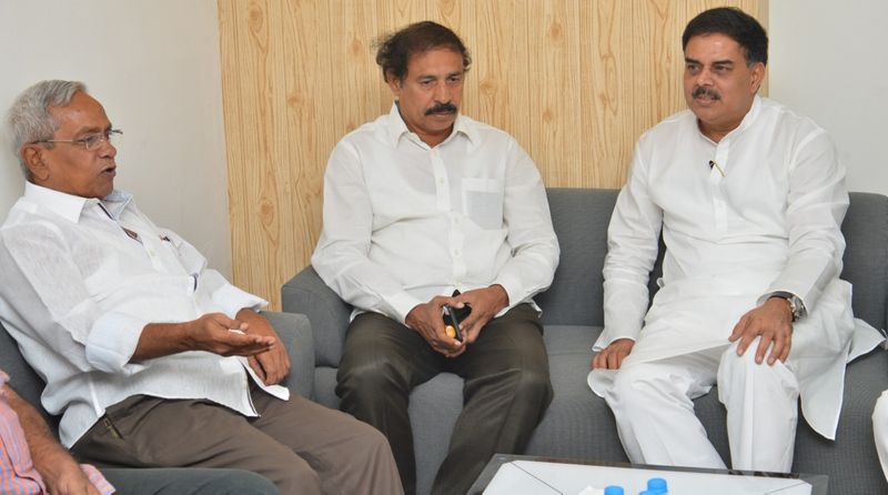 లెఫ్ట్ నేతలతో నాదెండ్ల మనోహర్ భేటీ (ఫొటోలు)