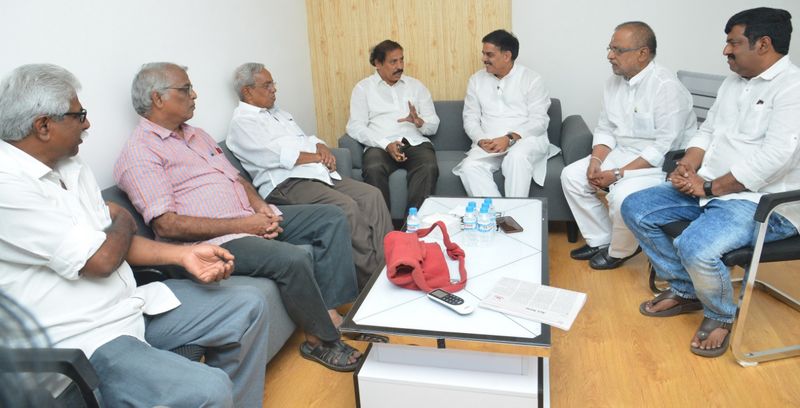 లెఫ్ట్ నేతలతో నాదెండ్ల మనోహర్ భేటీ (ఫొటోలు)