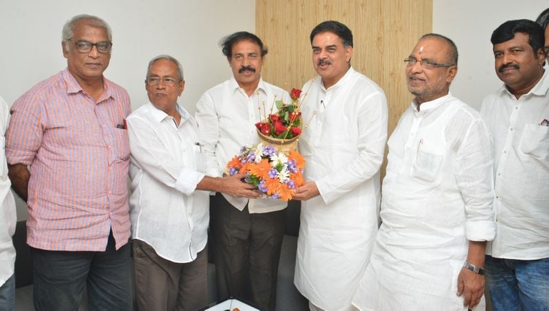 లెఫ్ట్ నేతలతో నాదెండ్ల మనోహర్ భేటీ (ఫొటోలు)