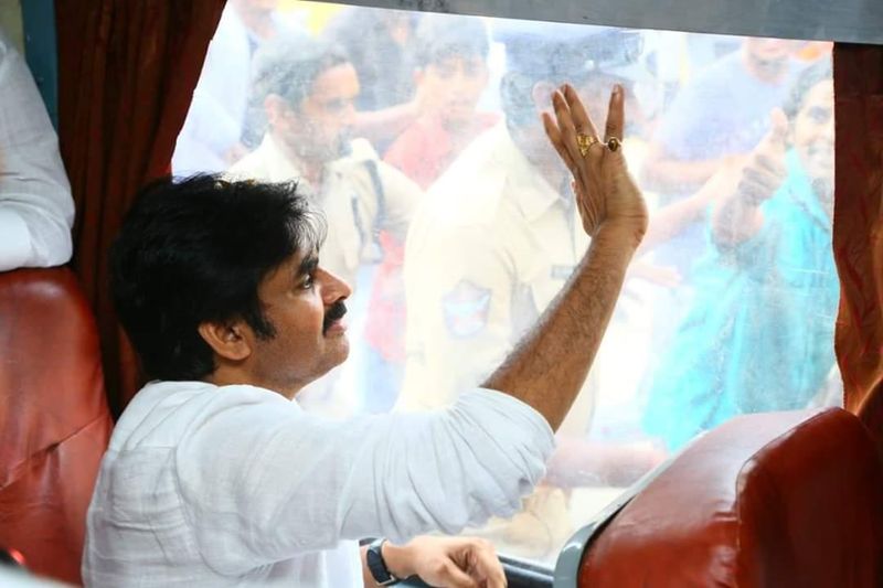 పవన్ కల్యాణ్ రైలు యాత్ర (ఫొటోలు)
