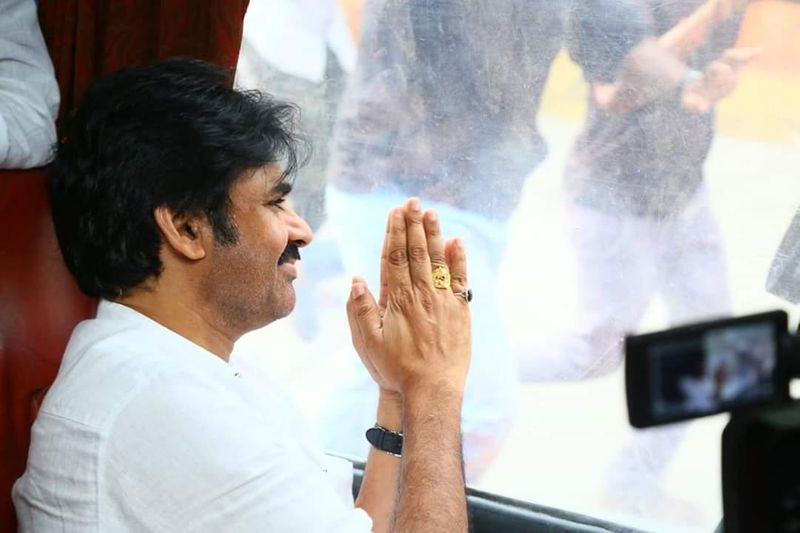 పవన్ కల్యాణ్ రైలు యాత్ర (ఫొటోలు)
