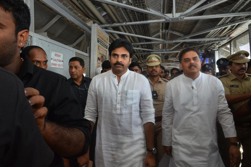 పవన్ కల్యాణ్ రైలు యాత్ర (ఫొటోలు)