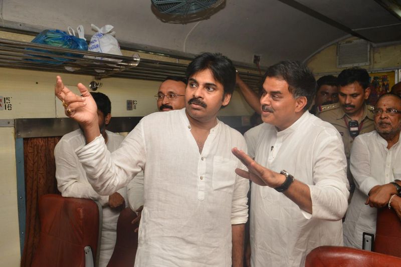 పవన్ కల్యాణ్ రైలు యాత్ర (ఫొటోలు)