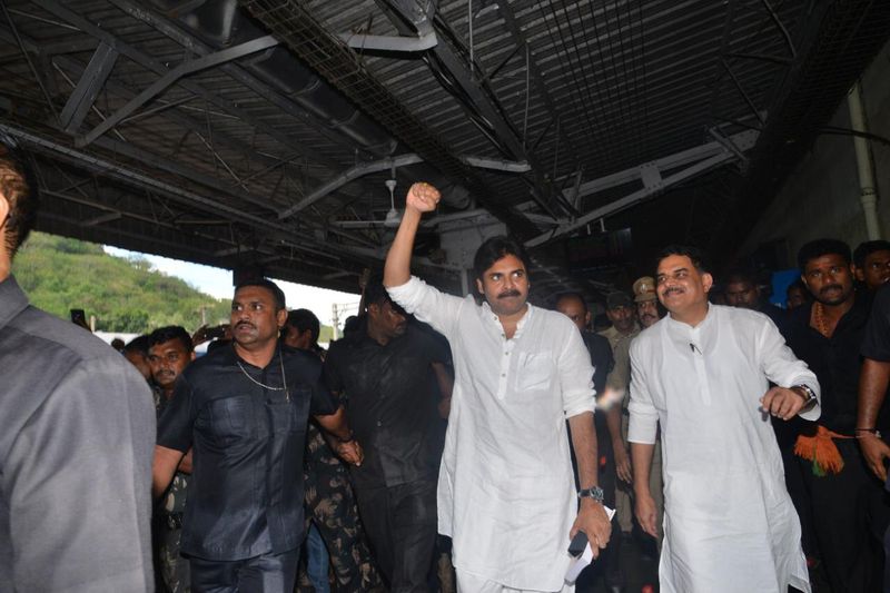 పవన్ కల్యాణ్ రైలు యాత్ర (ఫొటోలు)