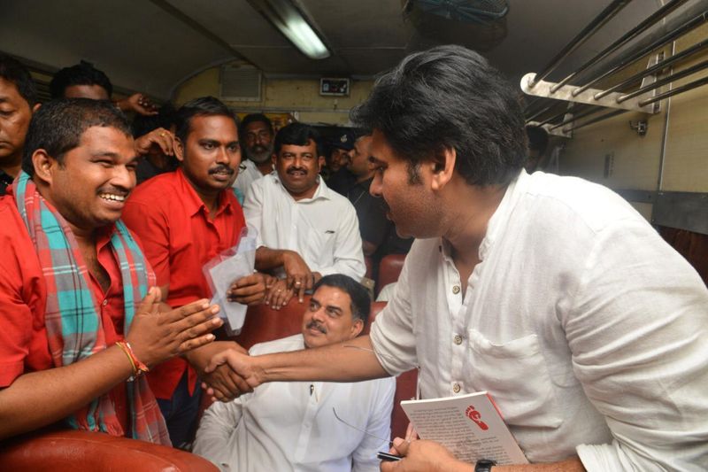 పవన్ కల్యాణ్ రైలు యాత్ర (ఫొటోలు)