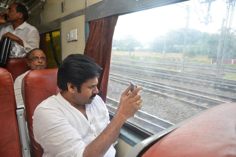 పవన్ కల్యాణ్ రైలు యాత్ర (ఫొటోలు)