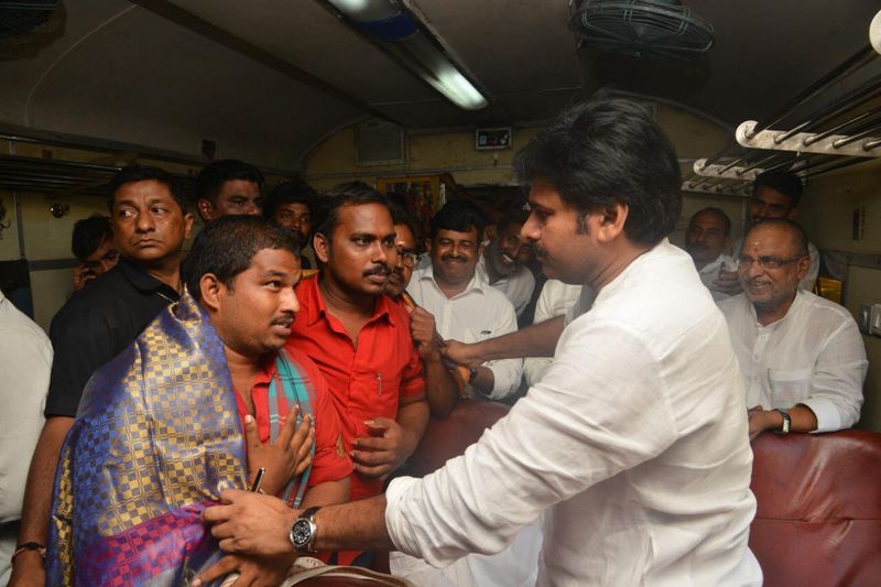 పవన్ కల్యాణ్ రైలు యాత్ర (ఫొటోలు)