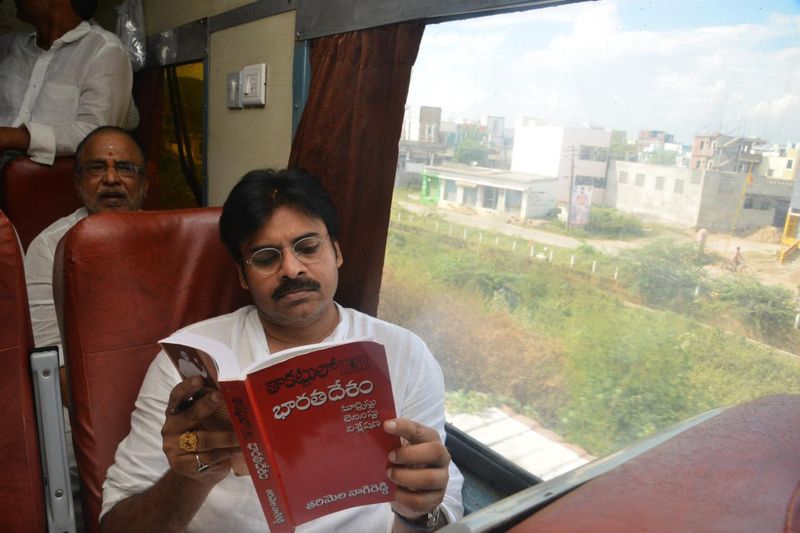 పవన్ కల్యాణ్ రైలు యాత్ర (ఫొటోలు)