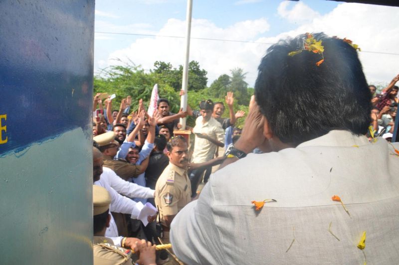 పవన్ కల్యాణ్ రైలు యాత్ర (ఫొటోలు)