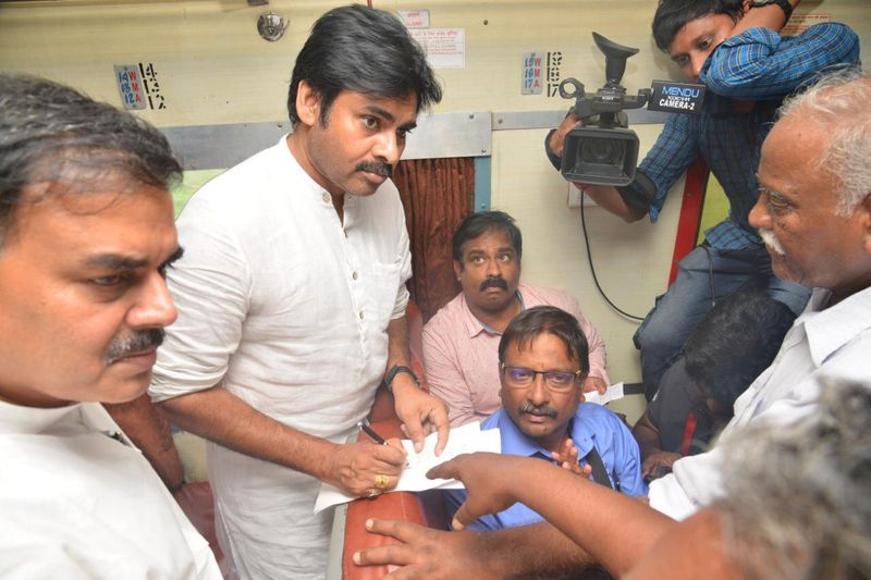 పవన్ కల్యాణ్ రైలు యాత్ర (ఫొటోలు)